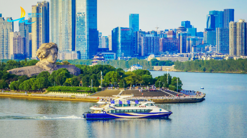 ChangShaDaily's tweet photo. If you come to China to enjoy waterway travel, please don't miss it! ☺️The Water Transport Bureau of the Ministry of Transport recently released a list of typical cases of China's high-quality waterway passenger travel routes. The #OrangeIsle Tourism #Wharf #Route from #Changsha City made the list. #ChinaTravel
https://t.co/2ZzFLPoTmH