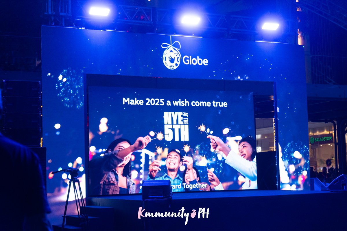KmmunityPH's tweet image. Chingu, are you ready? Gates are officially open here at the Bonifacio High Street Amphitheater! 🎊  Grab your light sticks and let the New Year's eve party here at #MIDZYNight begin! #GlobeKmmunityPH #AnythingKpopManila #DearITZYEvents #NYE2025withITZY