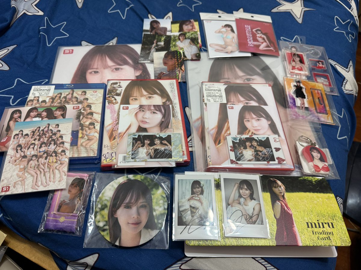 2024年最後の1ヵ月、色んなグッズを買って来た

色んな所でグッズを買ってくれた友達を感謝します

みるに囲まれて幸せだ！🥰❤️

#miru https://t.co/3DQi48RcNs