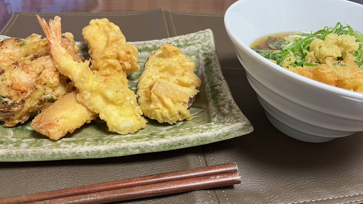 こんばんは。

今年も4時間半ですね⏰
本年も大変お世話になりました。

早目の年越しそば～天ぷらを添えて～

来年も何卒よろしくお願いします🙇