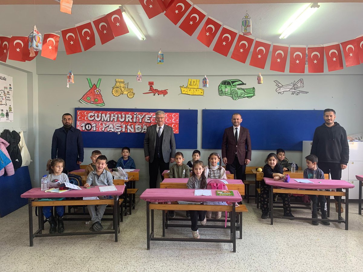 Kaymakamımız Sayın Ömer Lütfi Yaran Kandıra Özbey İlkokulu/Ortaokulu ve AKV Ballar İlkokulu/Ortaokulu öğrenci ve öğretmenlerini ziyaret etti.İlçe Milli Eğitim Müdürümüz Sayın Faruk Özaydın yapılan ziyarette hazır bulundular.