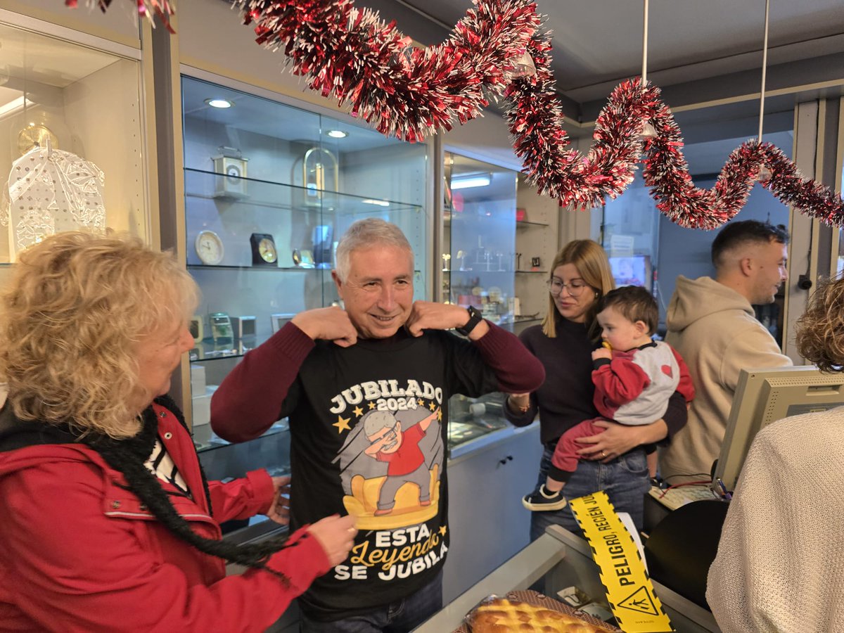 🫂 L'Antonio avui es jubila i totes les persones que el coneixem i estimem hem volgut donar-li les gràcies a la seva joieria, la Joieria Sanyla!

💎Un establiment emblemàtic de Ca n'Anglada que ell i la Maria José han aixecat treballant dur i amb molt amor per la feina ben feta.