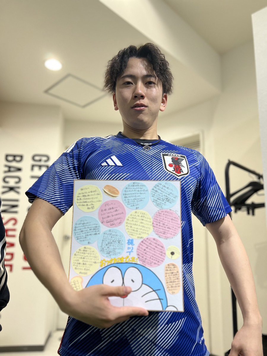 Soccer18Fm's tweet photo. 🐉一年ありがとう銀一🐉

今年ラスト出勤！
変化の一年で、来年も変化がたくさんあると思いますが、かましていきましょう🫡

銀一のみんな、部活で関わってくれた人、ドクストのみんなありがとうございました🙏

人の色紙自分の物のように写真を撮る中村龍でした👋

#d1wgp04  
#ドクターストレッチ https://t.co/7tQqoNZ2iL