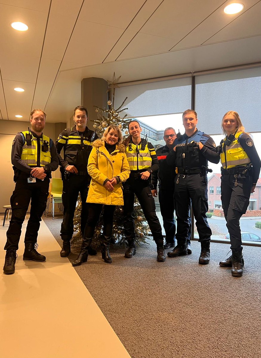 Vandaag late dienst samen met collega Larissa. Voor de dienst briefing gehouden met gemeente, boa's en brandweer. Hopelijk voor iedereen een geweldig en veilig feest vandaag. #Wezep #Oldebroek