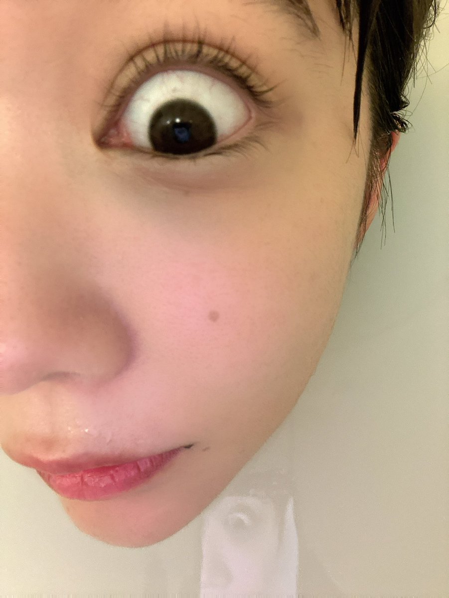 お風呂でふざけて遊んでるーー

みなもにうつるオレ https://t.co/kEskdqZhgI
