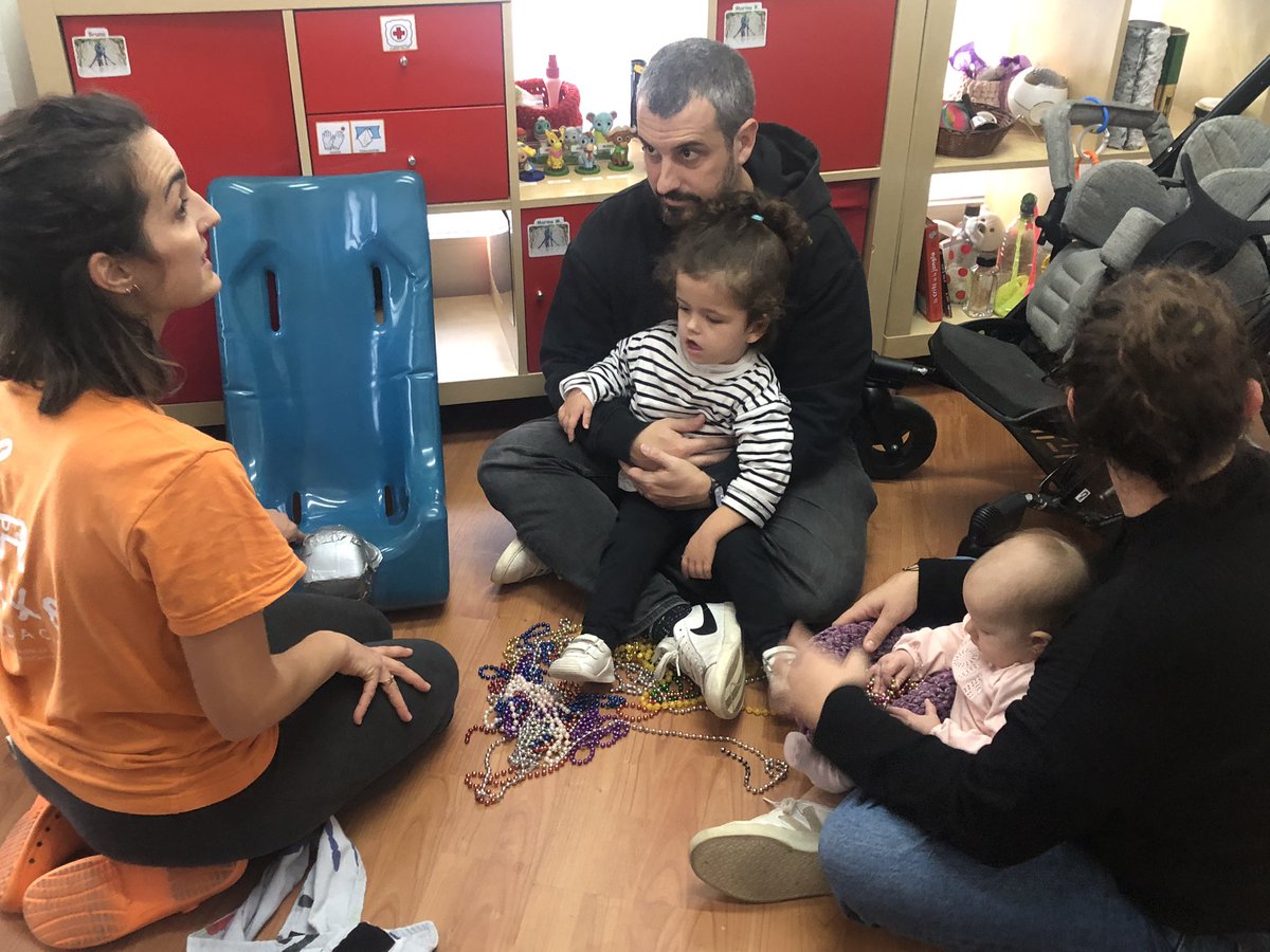 Acabem 2024 amb imatges d’assessoraments personalitzats que hem fet des del PAS A PAS; Banc de Recursos aquest desembre, per ajudar a adaptar espais o oferir recursos a les famílies, amb el suport de <a href="/dsocialscat/">Drets Socials i Inclusió</a> 🧡 Bons desitjos com aquest pel vostre 2025 🧡