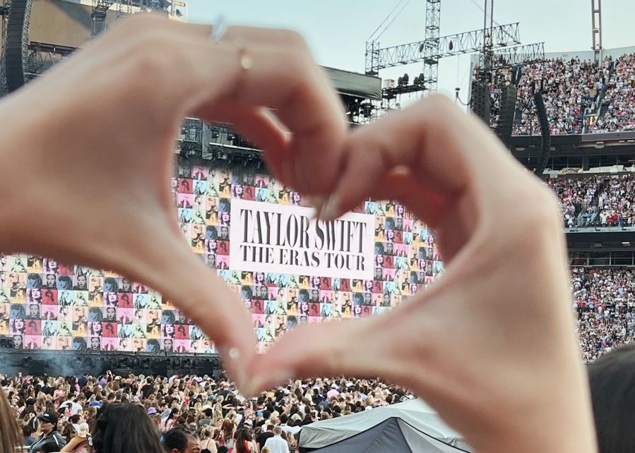 redwinets's tweet image. timezones are so weird. australia is in 2025, america is in 2024, and i'm still at the eras tour