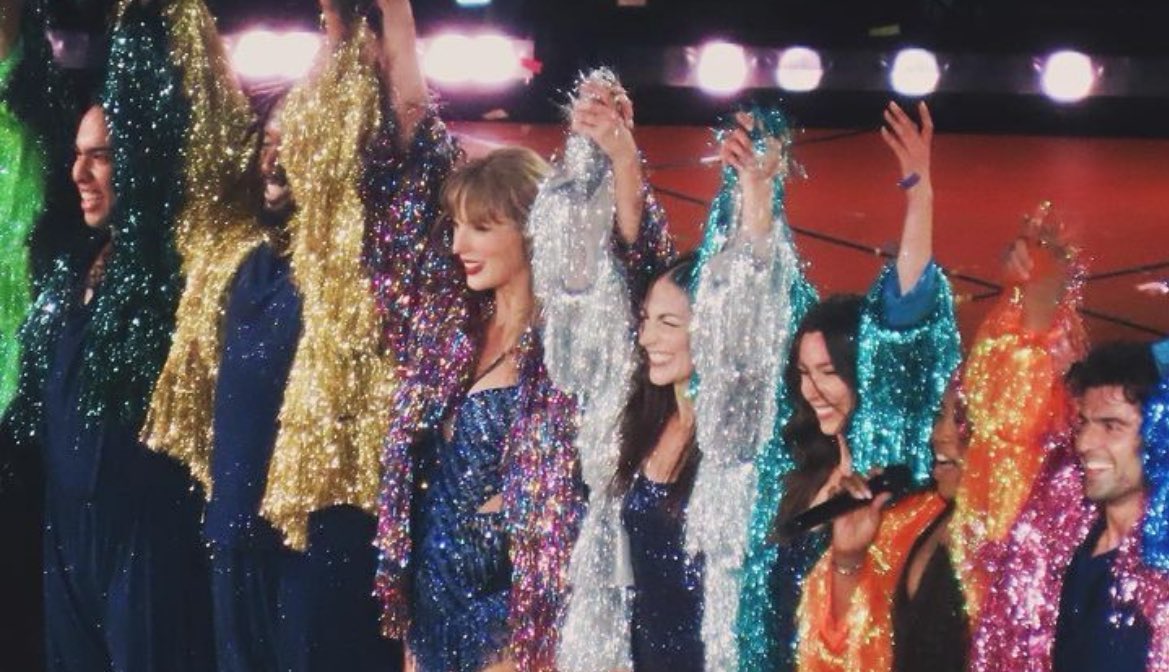 redwinets's tweet image. timezones are so weird. australia is in 2025, america is in 2024, and i'm still at the eras tour