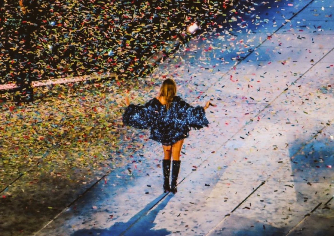 timezones are so weird. australia is in 2025, america is in 2024, and i'm still at the eras tour