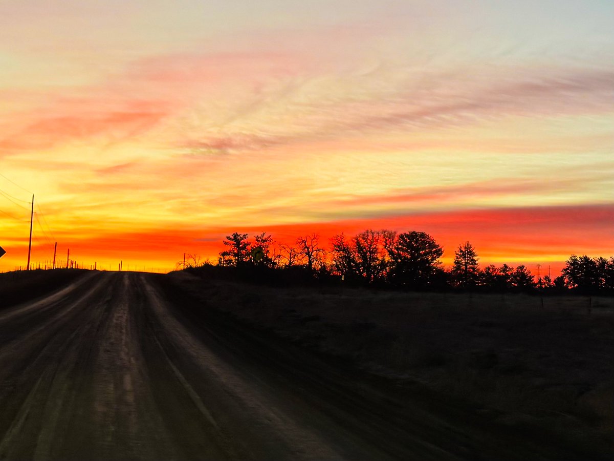 TomMustin's tweet image. Gorgeous sunrise on the last day of 2024. #Cowx @KOAColorado #Colorado