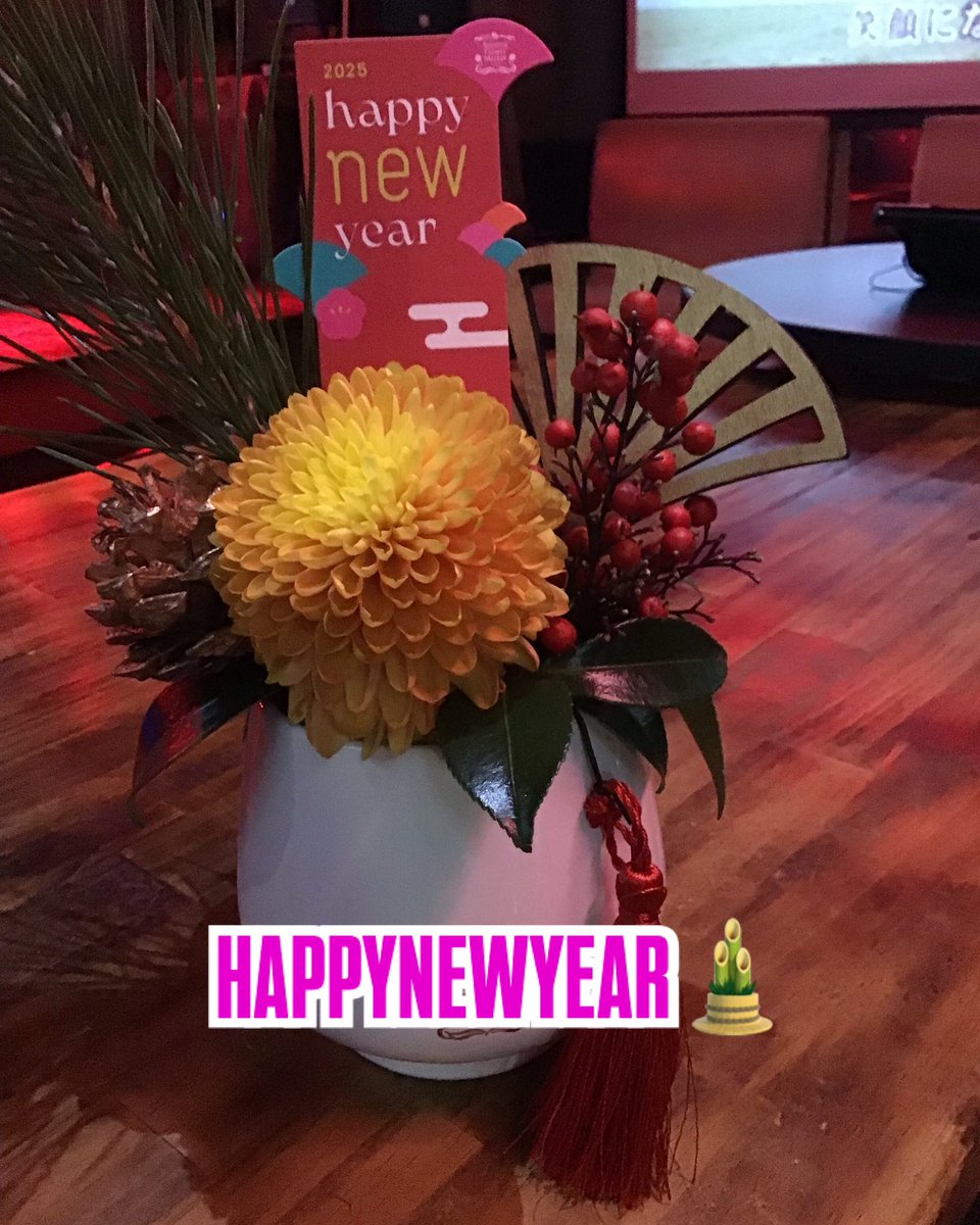 どーも‼️もりぃです‼️
新年明けましておめでとうございます🎍
昨年中は皆様のご来店ありがとうございました‼️
今年も頑張って営業出来るように尽力してまいります！
何卒、宜しくお願い致します🙏
#千葉市 #中央区 #栄町 #なんちゃってBARグループ #なんちゃってBAR庭 #カラオケ #ダンス #DJ #イベント