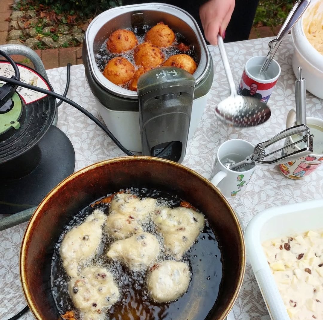 Oliebollen, vuurtje, likeurtje, bier, koffie.... zoals elk jaar met de buren op ' ons pleintje'. Gelukkig Nieuwjaar!