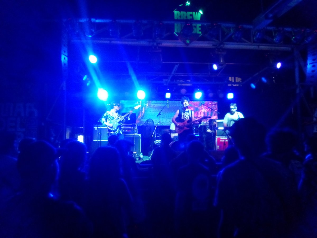 SolinaString's tweet image. Para cerrar 2024, foto archivo del Mar del Pop '24 cuando fui a ver a Maniobras antes de ser un Maniobras