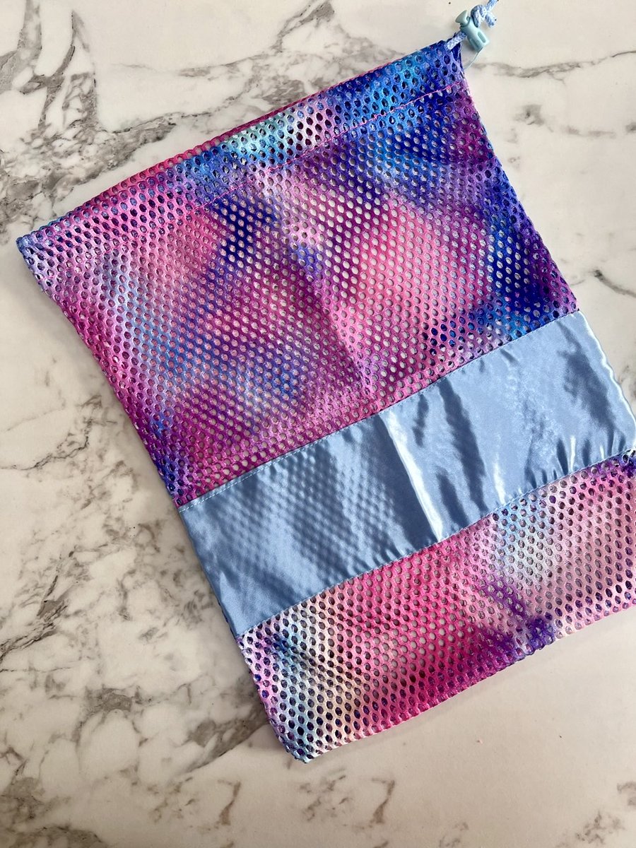 shopthebarre's tweet image. NYE Gear 🎆

Celebrate the New Year in style with a new Pillows for Pointes "Super Pillowcase" bag! At just $9 each, these are the perfect bags to keep your pointe shoes + toe pads breezy and stink-free.

#dancestore #dancebag #meshbag #tiedye #shopthebarre #fargo #fargond