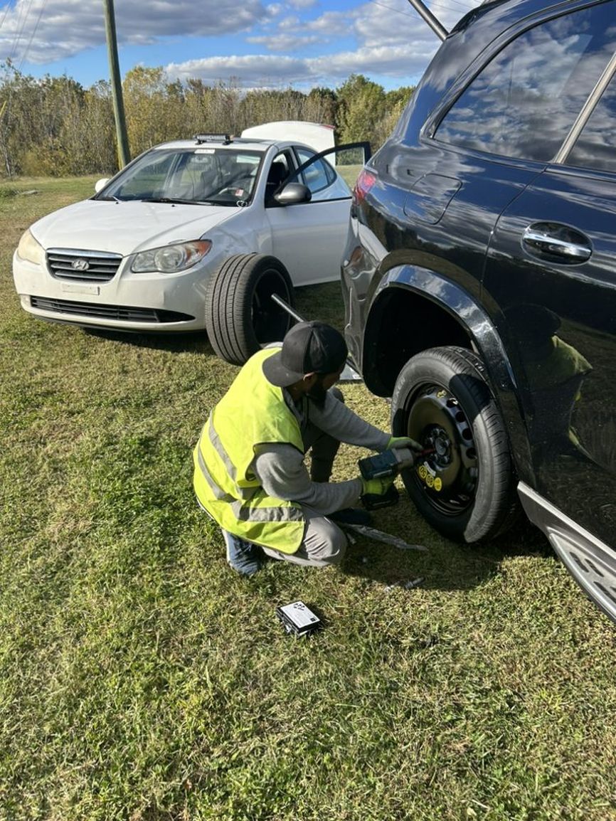 CRSAFirstChoice's tweet image. Avoid getting stranded without a spare tire! Carolina Roadside Assistance provides prompt tire replacement services to ensure your safety on the road. Contact us today to see how we can help meet your needs! #SpareTireReplacements roadsideassistancecharlotte.com/contact