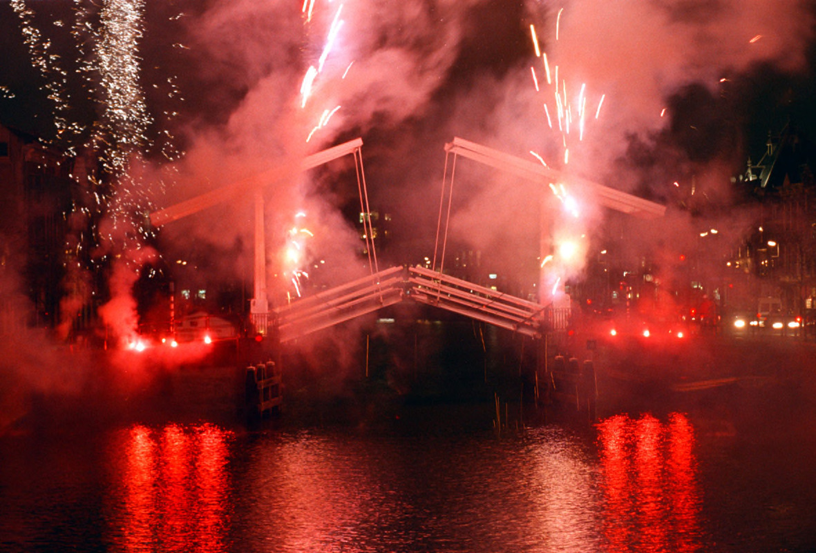 GELUKKIG NIEUWJAAR | Wij wensen u een fijne jaarwisseling toe. Het is een prachtig jaar geweest vol met fantastische tentoonstellingen, interessante lezingen, waanzinnige optredens, bijzondere schenkingen en enthousiaste bezoekers! 🎆

Tot volgend jaar🎇