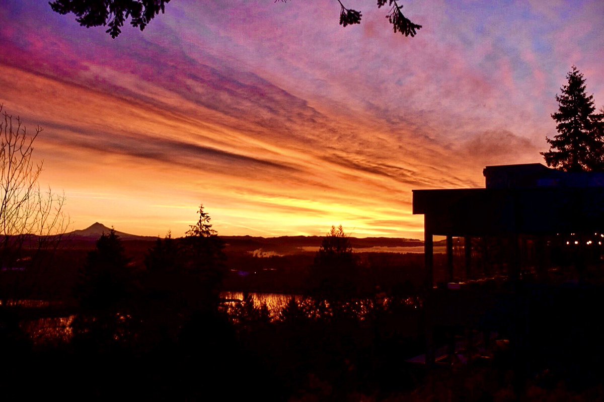 MikeKATU's tweet photo. GOODBYE 2024… and what a great way to kick off the beginning of the end. A stunning sunrise over #Portland and Mt. Hood this last day of the year. Be safe out there, celebrate responsibly and have a fabulous New Year’s Eve! #LiveOnK2 #NYE2025 #sunrise #omht https://t.co/V5L1OLLfMl