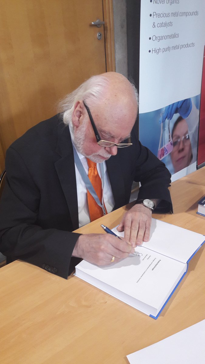 The French community of supramolecular chemists is very saddened by the passing of Sir Fraser Stoddart, whose legacy is extraordinary. He's pictured here at the Supr@Lyon conference in 2018, an event that led to the creation of the Supr@SCF group.  Our condolences to the Familly.
