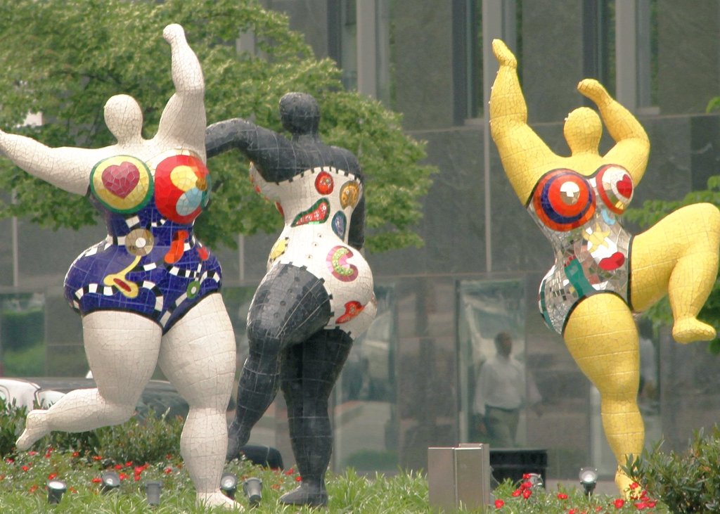 Happy New Year to countires around the globe already welcoming #2025newyear🥂

Les Trois Graces (The Three Graces) 1999, by Niki de Saint Phalle #WomensArt ❤