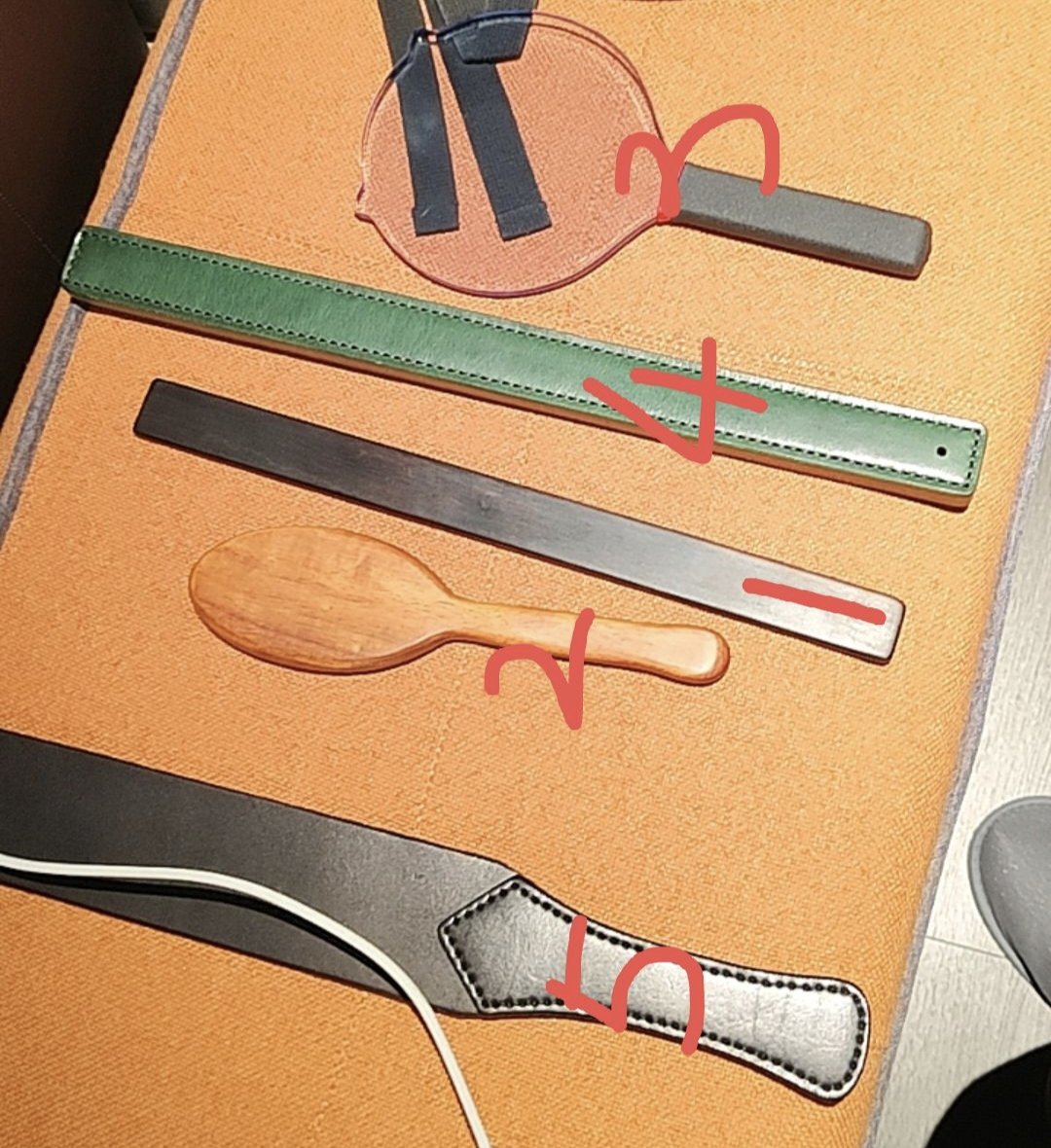 新年第一更（虽然是12月29的素材）

线上线下都很乖的小孩
乖乖ProMax
挨打的时候乖乖趴好，手手放好，既不乱动也不挡，只偶尔哼唧几句
又乖又可爱，屁股像棉花糖一样软乎乎的😋还顺便给工具排了个序
#打屁股 #spanking