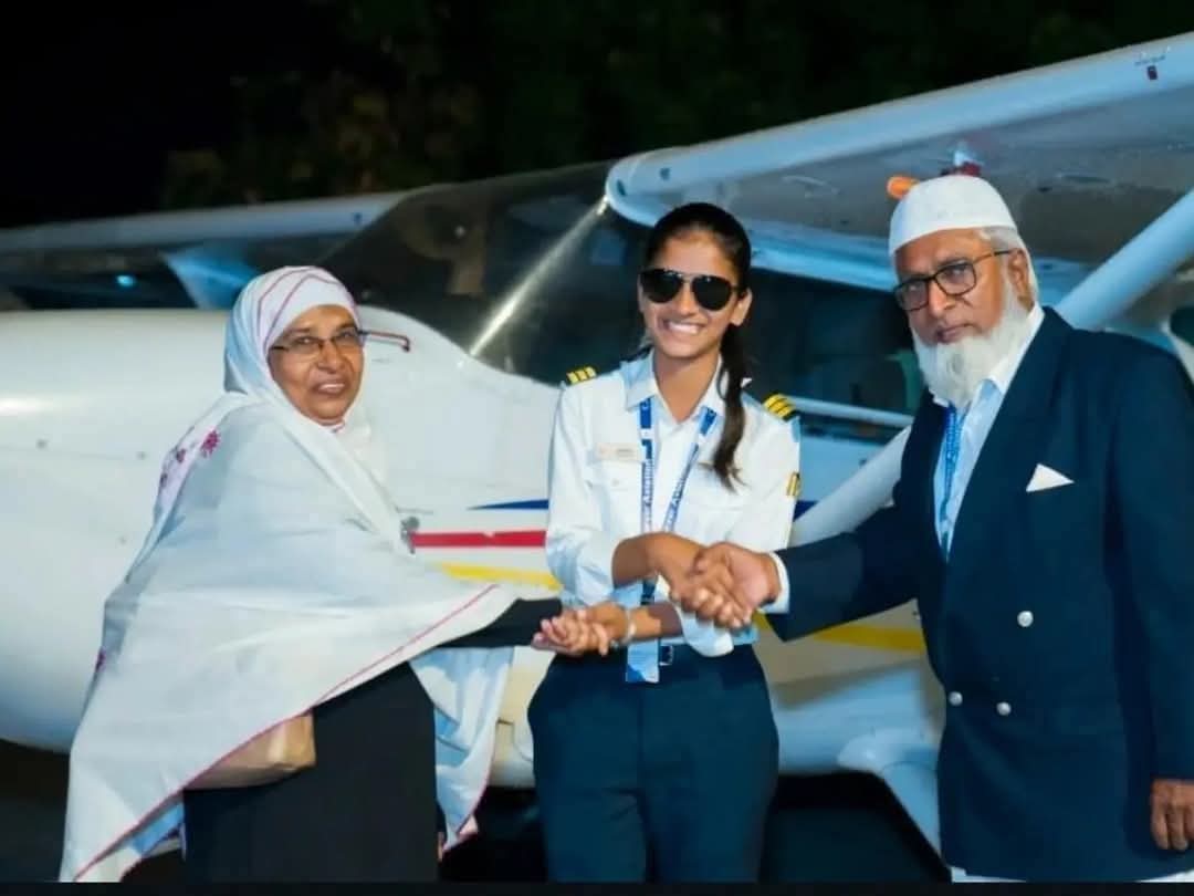 2024 की सबसे पावरफुल तस्वीर

अब्दुल की बेटी और बहन समायरा भारत की सबसे कम उम्र की कमर्शियल पायलट हैं।
200 से अधिक घंटों की उड़ान भरने और कठोर परीक्षाओं को पास करने के बाद, उन्होंने उड़ान भरने का अपना सपना पूरा किया