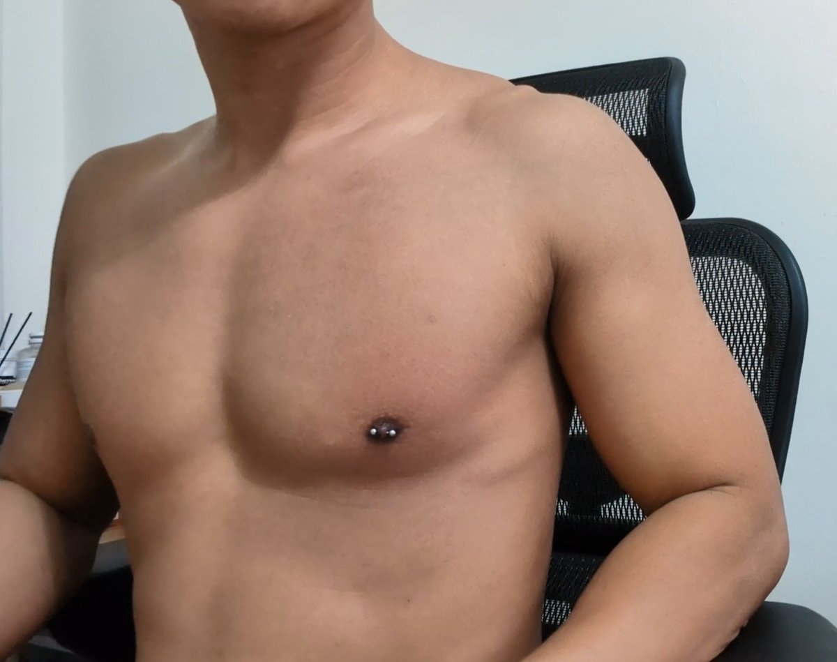 各位2025新年快樂
我的新年禮物是給自己打了個乳環🤣