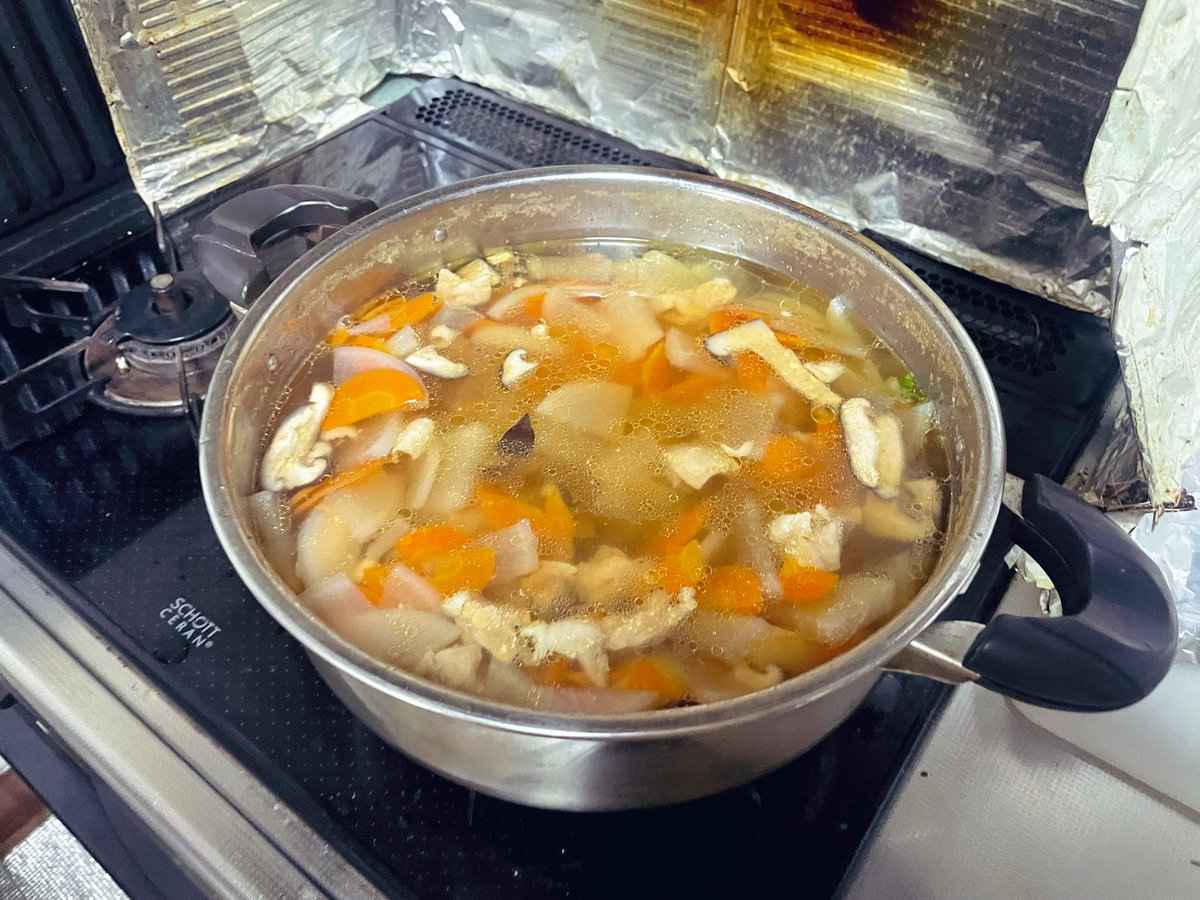 父と2人

餅はトースターで焦がしてから入れると美味しいとこの歳にして知る。
母は鍋に放り込んでどろどろの餅だったから。

初めてのお雑煮作り大量に、
これで正月の炊事が楽😇

あ、母を四十九日にして極楽へどうか🙏