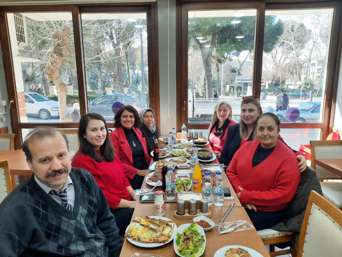Yogun mesai molası ve nüfus ailemle yılın son yemeği. Özverili çalışmalarından dolayı hepsine teşekkür ederim. Tire nüfus ailesi olarak herkese mutlu yıllar dileriz💐💐❤️❤️ #HayatınızınHerAnında