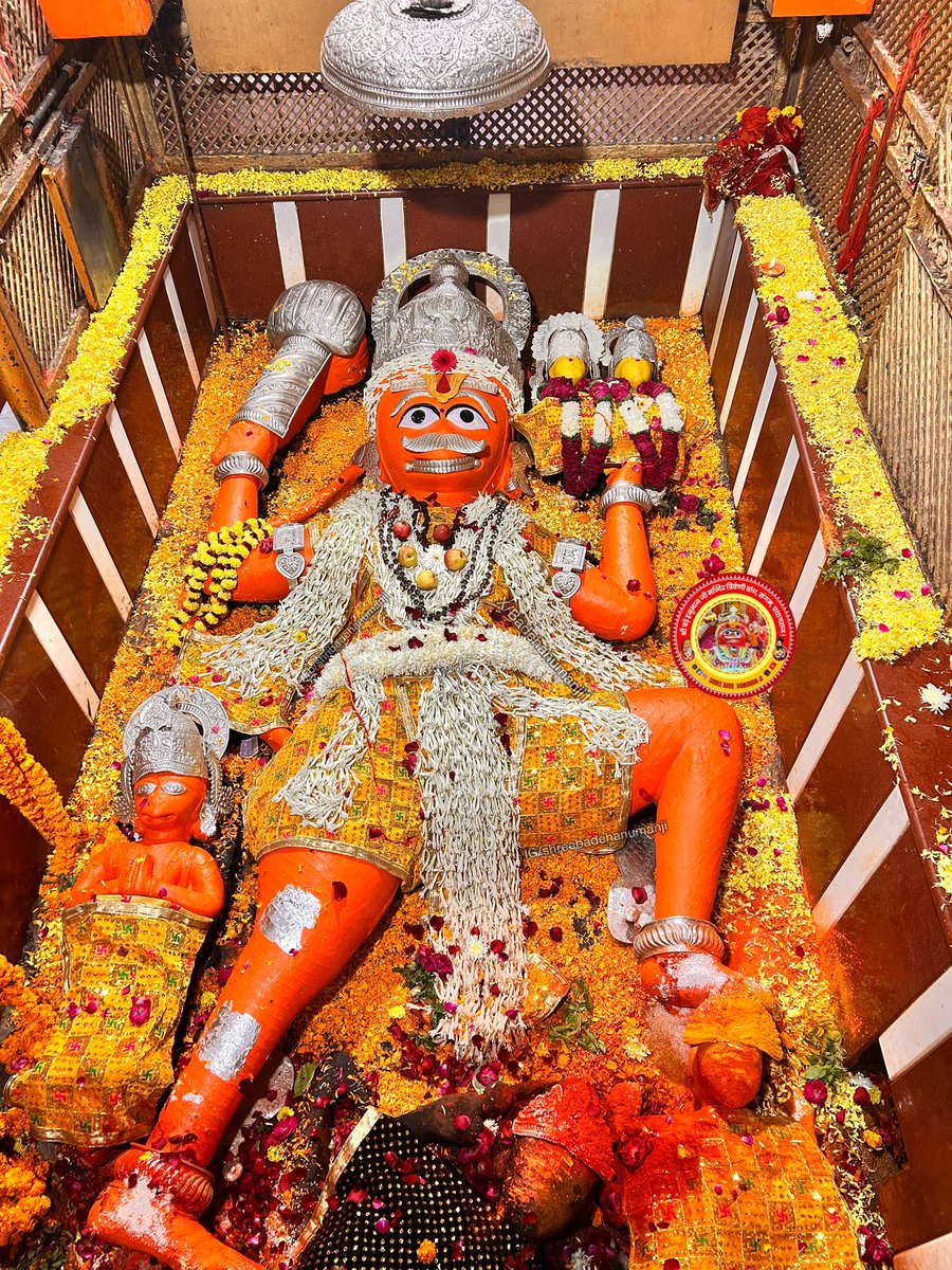 BadeHanumanJi1's tweet photo. आज दिनाँक 31/12/2024 दिन #मंगलवार को श्री बड़े हनुमान जी महाराज के सायंकालीन श्रृंगार आरती दर्शन।

 #श्री_बड़े_हनुमान_जी #ShriBadeHanumanJi  #लेटे_हनुमान_जी #Letehanumanji #ankitpujariji #प्रयागराज #officialankit2 #Prayagraj  #ShriBadeHanumanJiTemple #sangam https://t.co/47bSoU0lw1