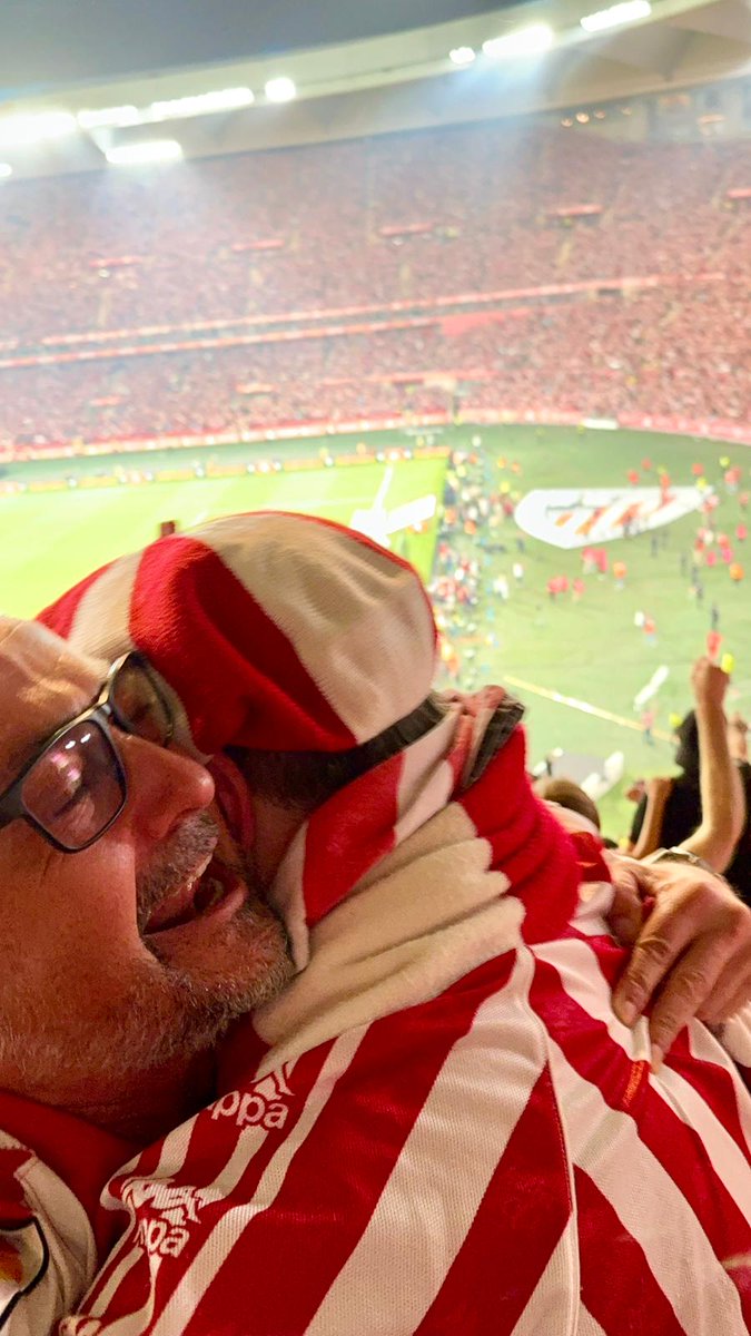 borja_revi's tweet photo. @AthleticClub Esta foto de @Aneragirre que nos sacó sin querer tiene que estar en este álbum. ¡¡Aner, somos campeones!! https://t.co/QJvVnhVUHF