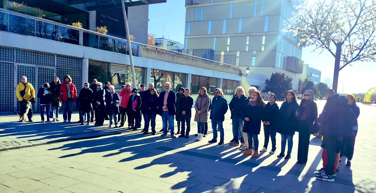 En Usera y en la Plaza de la Villa, nuestras concejalas y las vocalías vecinales de Más Madrid han guardado un minuto de silencio en memoria de nuestra vecina Diana Marisol, víctima de un nuevo crimen machista.
