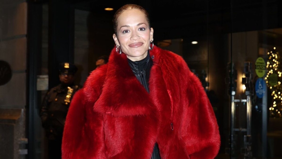 Rita Ora verzaubert in rotem Fellimitat-Mantel bei "Dick Clark's New Year's Rockin' Eve"

Rita Ora trat als Co-Moderatorin bei der Pre-Show von "Dick Clark's New Year's Rockin' Eve" in Manhattan auf. Ihr auffälliges Outfit bestand aus einem roten Fellimi… aktuellmagazin.de/rita-ora-verza…