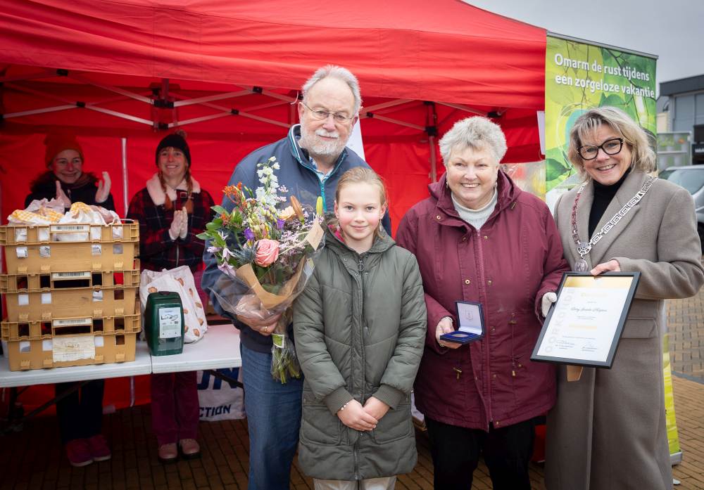 Tweede onderscheiding voor Diny Griede-Kuipers
Op het Meidoornplein in Wezep werd mevrouw Griede-Kuipers verrast door burgemeester Tanja Haseloop-Amsing. Zij ontving de Oldebroeker Erepenning voor haar inzet in de afgelopen 18 jaar. oldebroekvoormekaar.nl/tweede-ondersc…