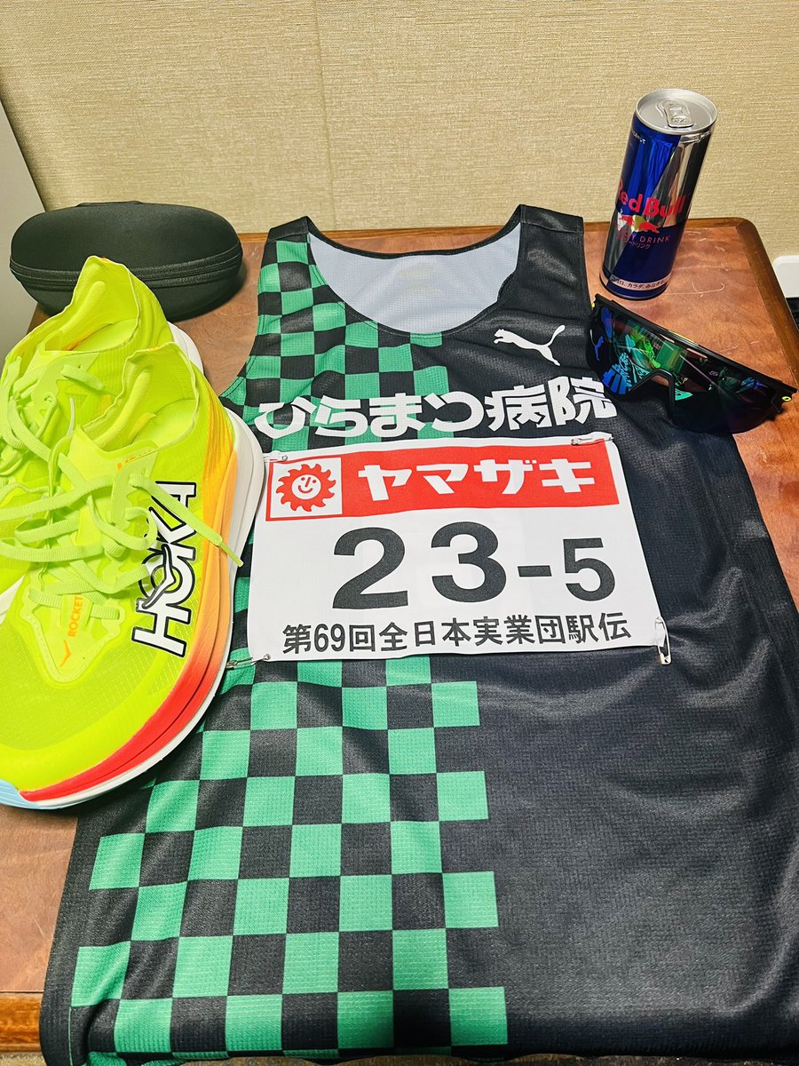 sho_runrun's tweet photo. 明日のニューイヤー駅伝では5区を任されました!
初めての1区以外の区間で緊張しますが、がむしゃらに頑張って来たいと思います🔥
チームとしても過去最高順位の更新を狙っていますので全員で頑張ります!
ひらまつ病院の応援よろしくお願いいたします!
良いお年を
#HOKA
#rocketx2
#oakley
#redbull https://t.co/goZpbzdYGr