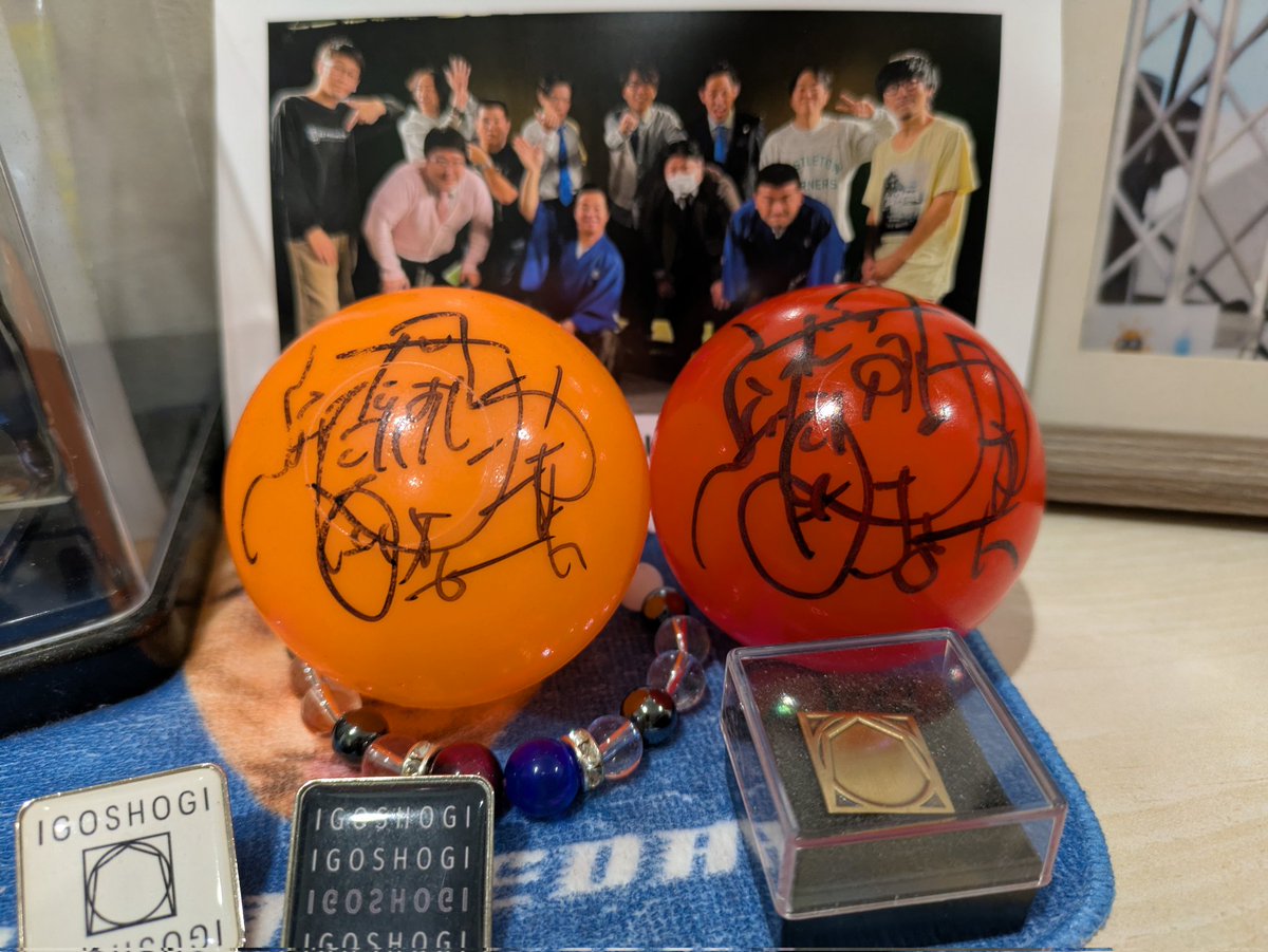s10zak1's tweet photo. 今日のライブで文田さんのサインボールが我が家に2つある状態となりました。誠にありがとうございました。（オレンジが夏のファン感謝祭、赤が今日のライブ） https://t.co/wFF5ug3H6U