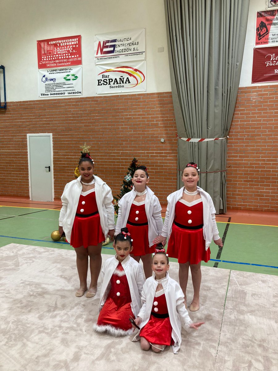 Magnífica exhibición de gimnasia rítmica, con un polideportivo lleno para animar a nuestras deportistas al que acudió nuestro concejal de Deportes, Sergio Reina, en representación municipal.