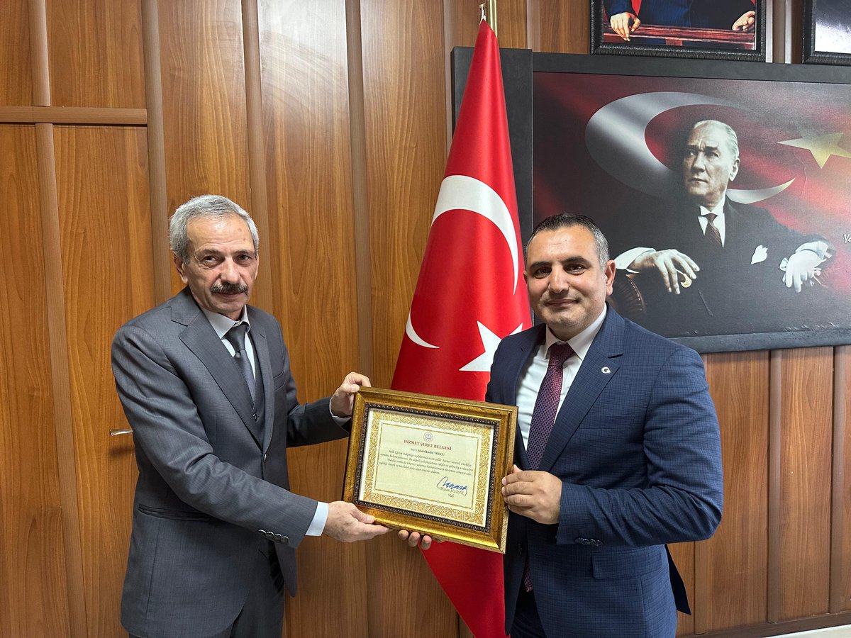 ✨ Değerli Emeklere Saygı ve Minnet! 

İlçe Milli Eğitim Müdürümüz Sayın Çetin Gören, emekli öğretmenimiz Abdulkadir Yolcu’ya yıllarca eğitime yaptığı katkılarından dolayı Hizmet Şeref Belgesi takdim etti.

Bu anlamlı buluşmada, öğretmenlik mesleğinin kutsiyetini bir kez daha