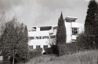 CptHastings1916's tweet photo. Was watching an old Poirot yesterday - "King Of Clubs" -  and it featured Amersham's splendid modernist house, High And Over (Amyas Connell, 1931). https://t.co/rU5LqZqovI