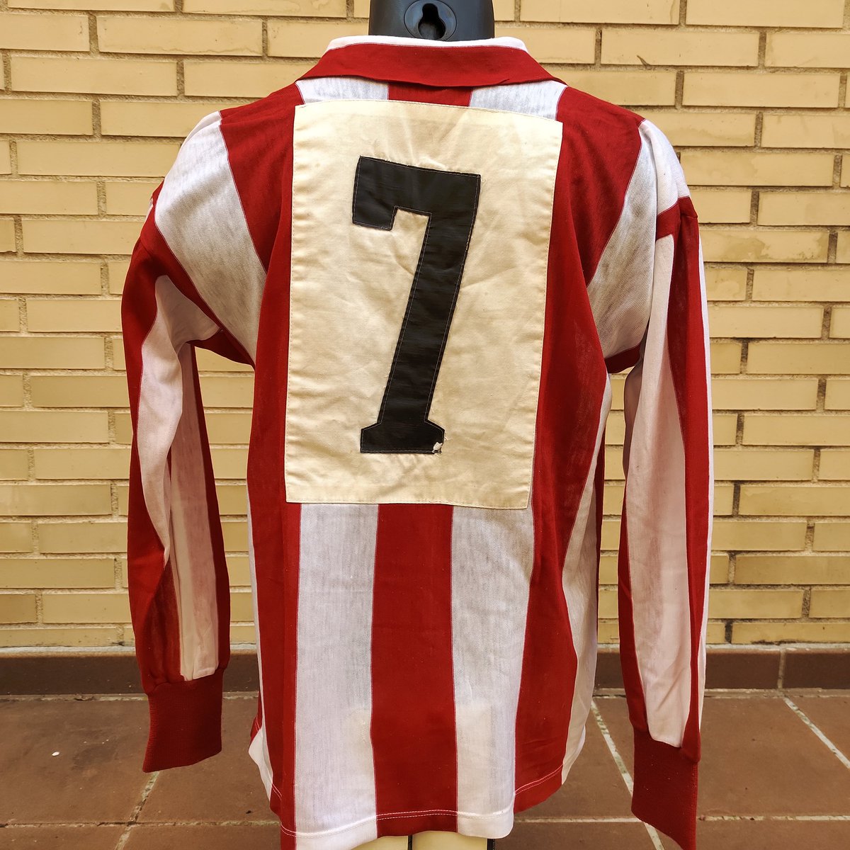 ATMShirts's tweet photo. Terminamos 2024 con esta joya...
Camiseta del @Atleti usada por el mítico y gran jugador #Ufarte en partido de liga de la temporada 1972/73, Modelo de la mítica marca #Condor de manga larga.
#ATMShirtsCollection https://t.co/SRCRCpUXNM