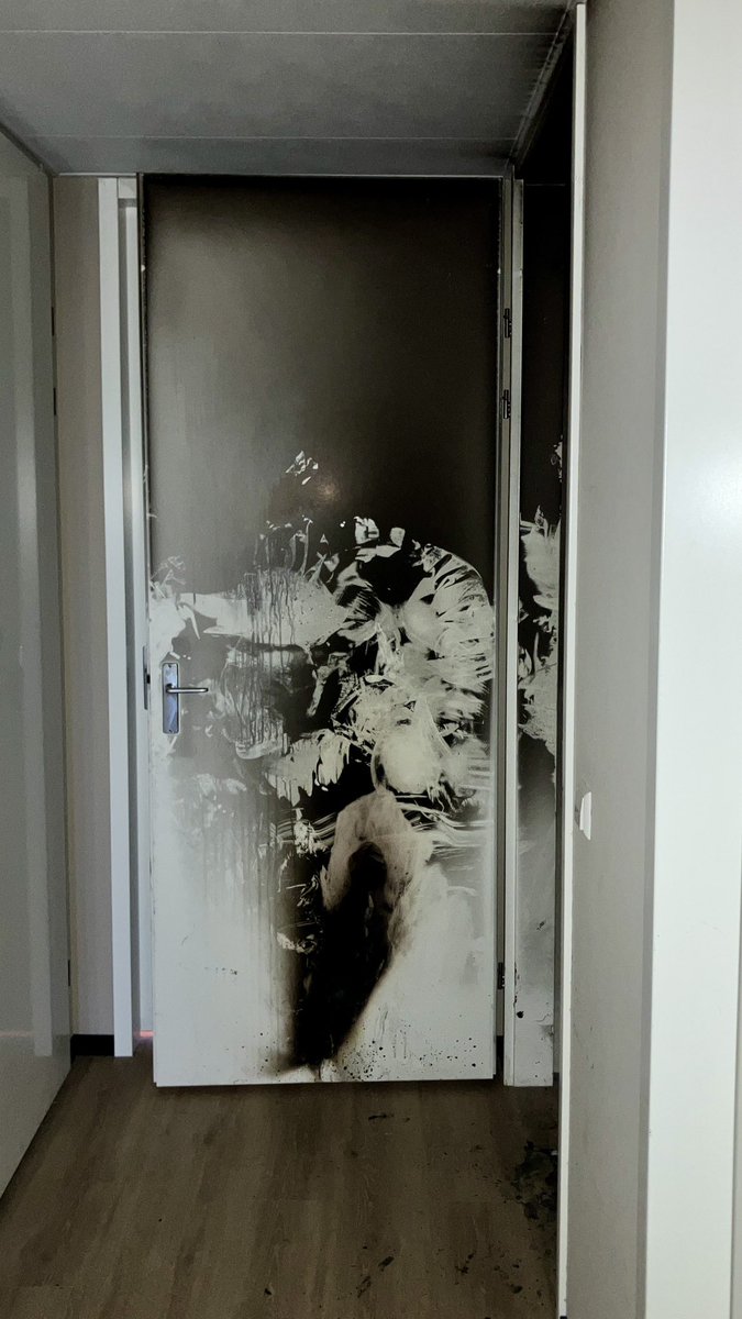 Weet u het nog? “Hè doe de deur dicht” vanmorgen tijdens een #brandonderzoek maar weer eens duidelijk geworden wat het belang van dichte deuren is in verband met #rookverspreiding en #brandontwikkeling. #TBO <a href="/vrnhn/">Veiligheidsregio NHN</a> 

HE DOE DIE DEUR DICHT