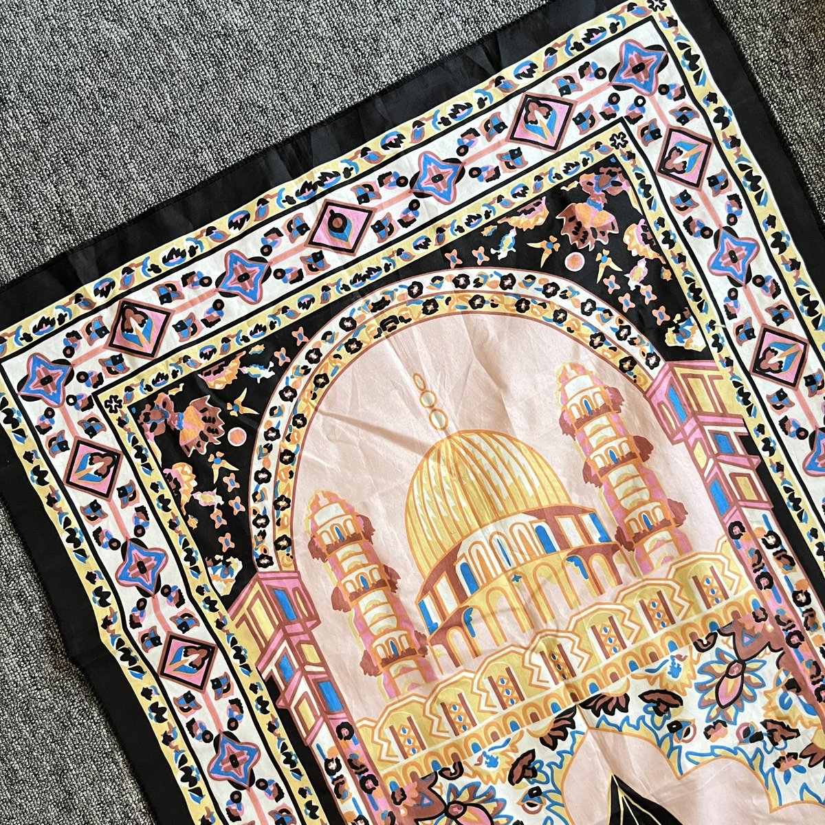 salah satu best purchase di tahun 2024:

punya mukena + sajadah kecil yang bakal kepake banget kalo lagi main/diluar, dan muat di sling bag kecil👍🏻👌🏻