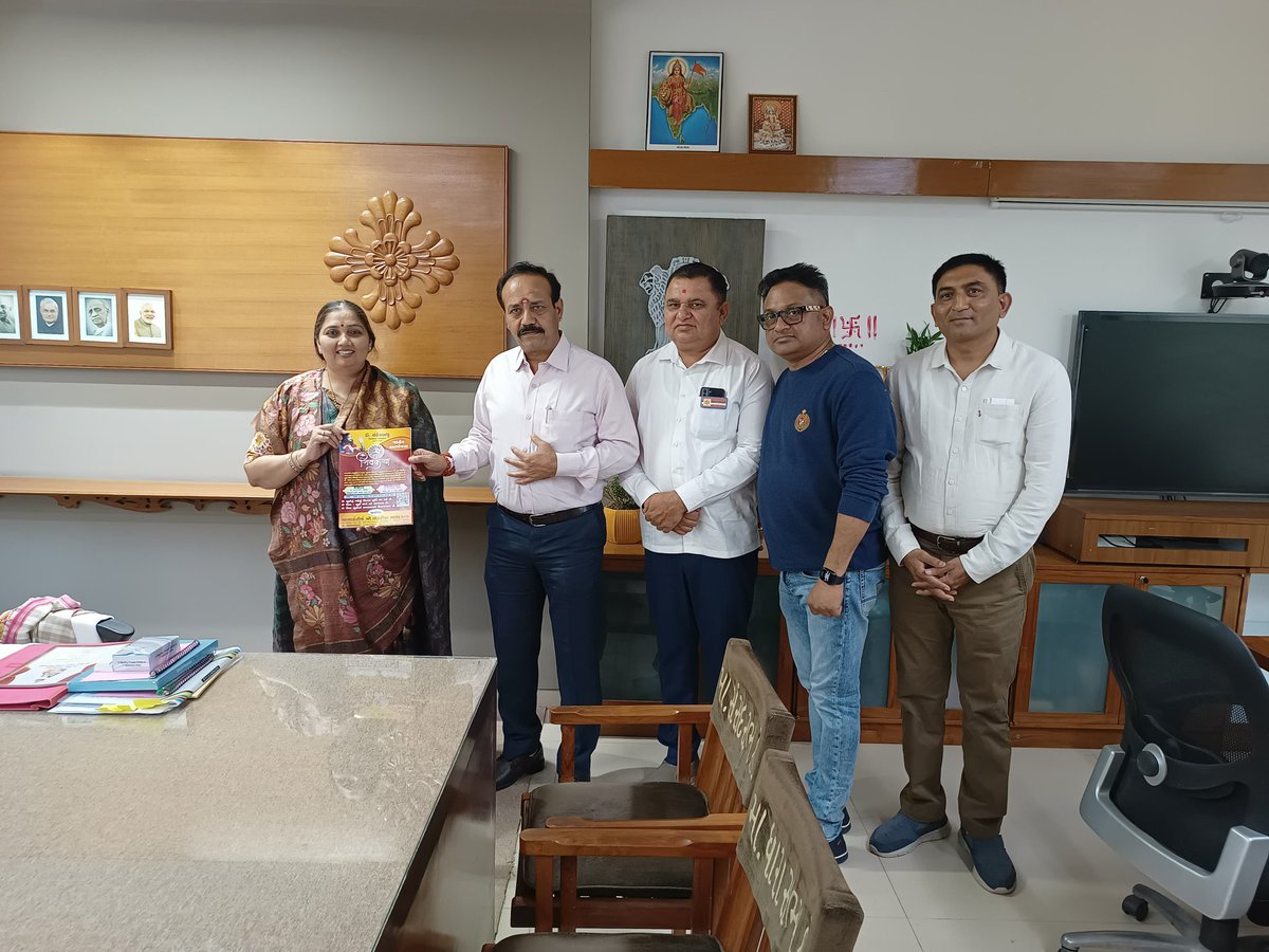 BhanubenMLA's tweet photo. ગાંધીનગર ખાતે સ્થિત સચિવાલય પર પધારેલા રાજ્યના વિવિધ જિલ્લાના નાગરિકોની રજૂઆતો સાંભળી, દરેક પ્રશ્નના ત્વરિત નિવારણ માટે સાંત્વના પાઠવી.(1/2) https://t.co/AgTFQh3b6z