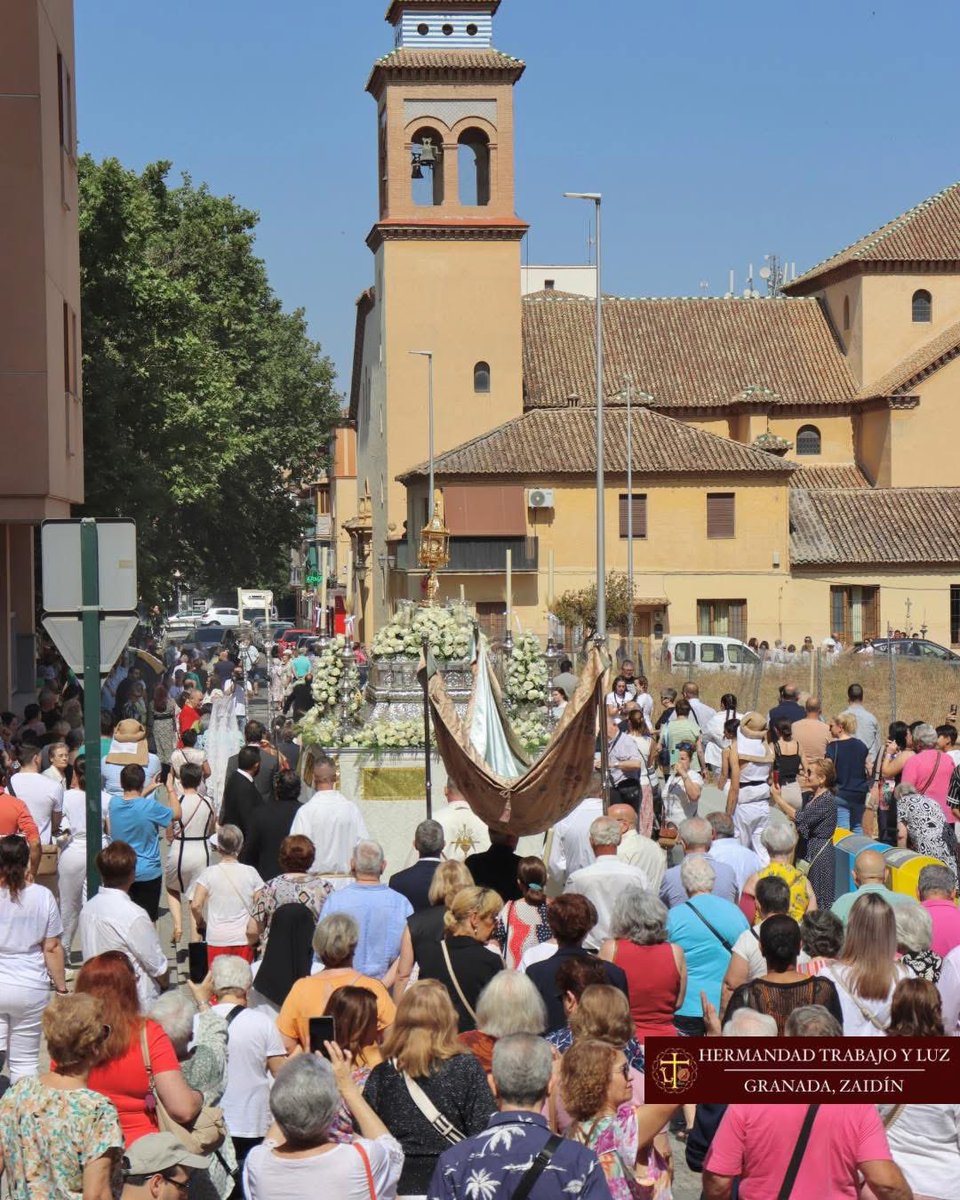 HdadTrabajoyLuz's tweet photo. (Foto 9) - Un año más, Nuestra Señora de la Luz recorría las calles de nuestro barrio en rezo del solemne Vía #Marialis, junto a decenas de personas a su paso.

(Foto 10)- Nuestra #Parroquia una vez más, organizó la procesión del #Santísimo.

(8/10) https://t.co/ZckeHC1pay