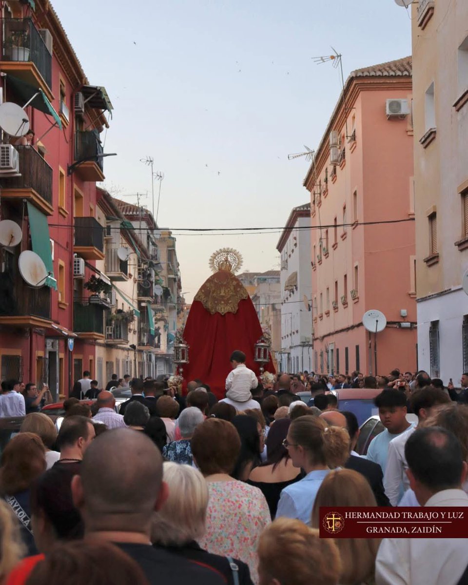 HdadTrabajoyLuz's tweet photo. (Foto 9) - Un año más, Nuestra Señora de la Luz recorría las calles de nuestro barrio en rezo del solemne Vía #Marialis, junto a decenas de personas a su paso.

(Foto 10)- Nuestra #Parroquia una vez más, organizó la procesión del #Santísimo.

(8/10) https://t.co/ZckeHC1pay