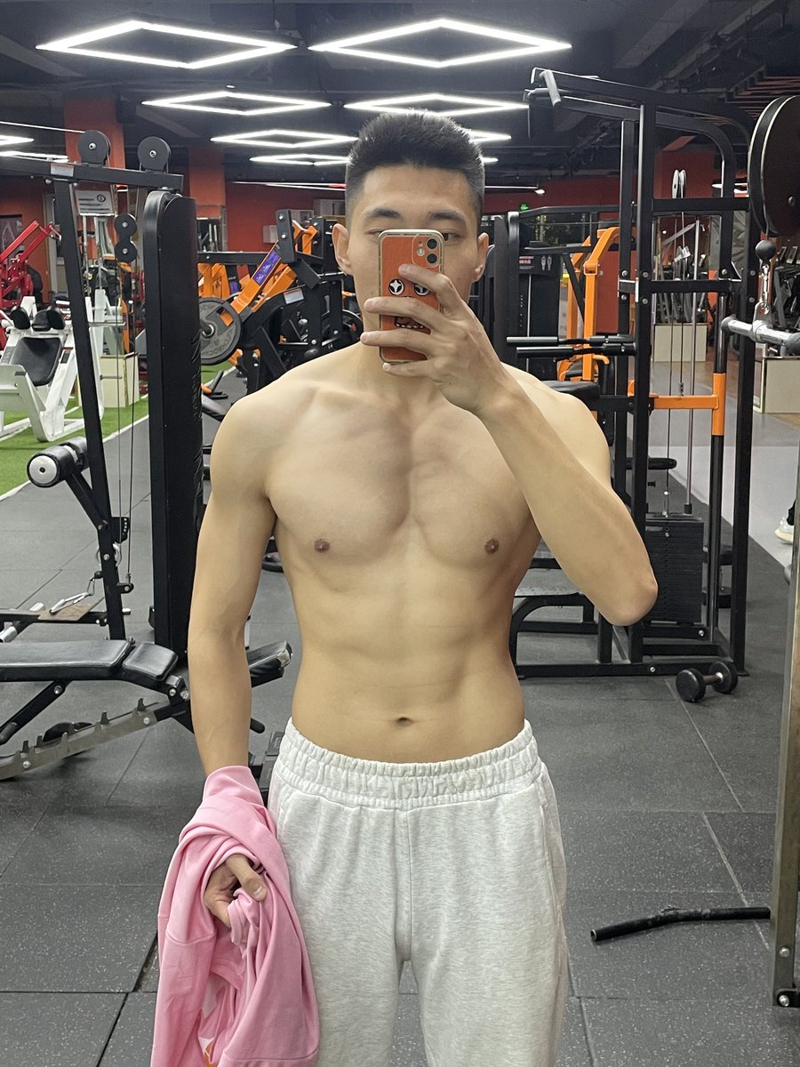 2024就以练腿结束，冬天确实长胖了不少，一看就毫无训练痕迹，大家今天都怎么跨年？
#山东 #健身 #篮球 #男菩萨 #肌肉 #胸肌 #sp #跨年 #2025