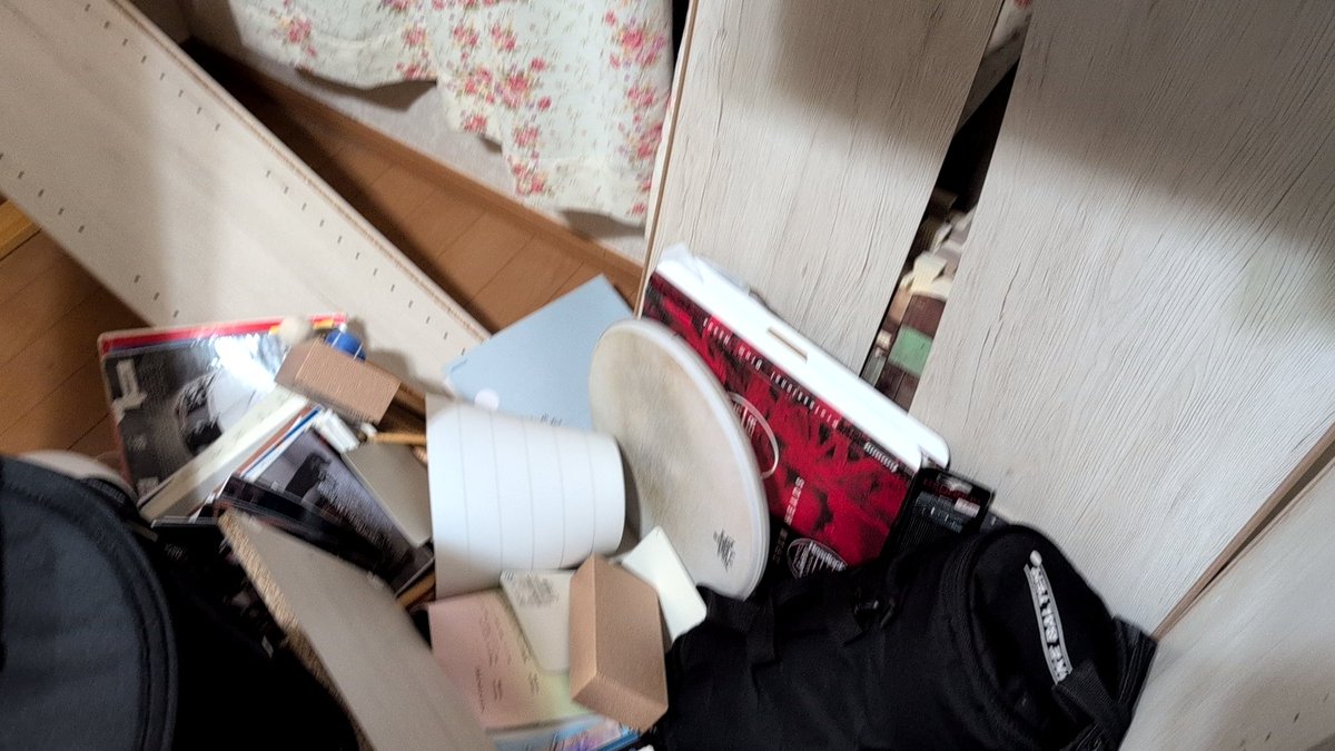 年末やし大掃除がてら模様替えするかと思い立って本棚を動かしたところ大破しました。そんな大晦日。