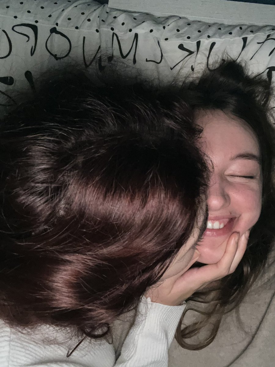 es el último día del año y estoy blandita así que vengo a fardar de mi princesa porque es maravillosa y porque mi mayor deseo en este mundo es pasarme la vida a su lado ❤️‍🩹