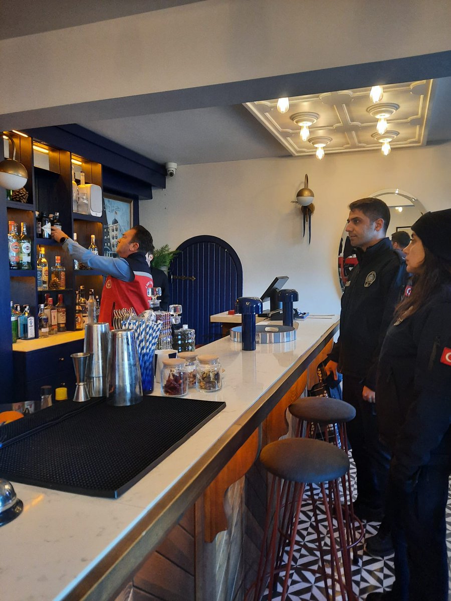 Adalar Kaymakamlığı Organizasyonunda, İlçe Tarım Müdürü Dr.Feramis ÇİFTÇİ  koordinasyonunda,Gıda Kontrol Ekipleri, Emniyet Müdürlüğü Ekipleri ve Belediye Zabıta Ekipleri ile birlikte Yılbaşı öncesi alkollü içki tüketimi,kaçak ve sahte içki satışına ilişkin denetimler yapılmıştır.