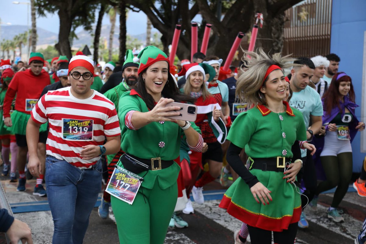 🏃‍♂️🏃‍♀️ #Cartagena reúne a más de 3.500 corredores en la #SanSilvestre más antigua de la Región de Murcia.

🌧️ La lluvia no impide que los participantes despidan el año corriendo disfrazados en esta 43 edición.

✍🏼 Ganadores, clasificación y fotos en cartagena.es/detalle_notici…