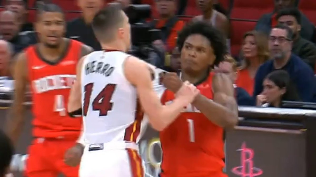 FoGOLF's tweet image. Tyler #HERRO and Amen Thompson HUGE FIGHT ...
 
fogolf.com/861599/tyler-h…
 
#AmenThompson #AmenThompsonEjected #AmenThompsonFight #AmenThompsonTylerHerro #AmenThompsonVsHeat #AmenThompsonVsTylerHerro #DavisThompson #HeatFight #HeatVsRockets #HoustonRockets #HoustonRocketsFight